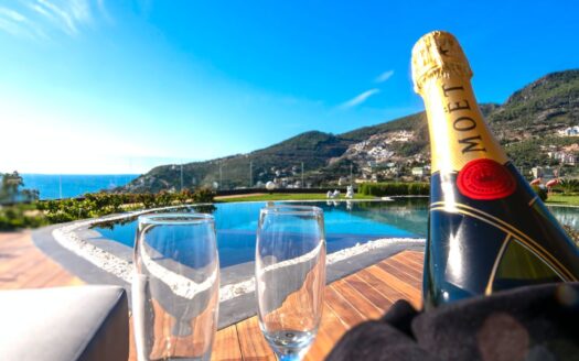 Villa Poppy – Colorful Character, Stunning Views, and Pure Comfort