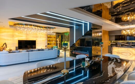 Villa Poppy – Colorful Character, Stunning Views, and Pure Comfort